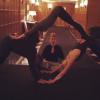 Hilaria Baldwin, yogi acharnée même dans les couloirs de l'hôtel.