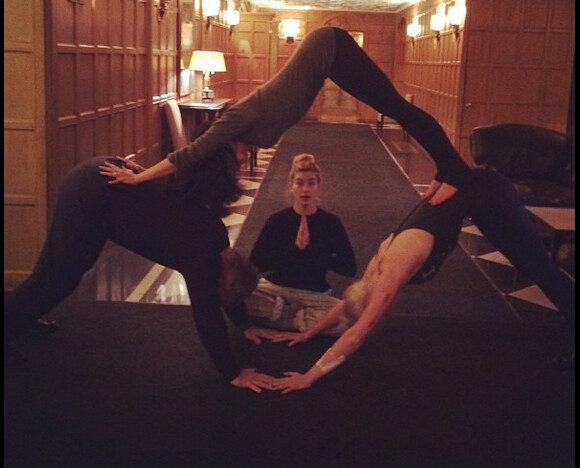 Hilaria Baldwin, yogi acharnée même dans les couloirs de l'hôtel.