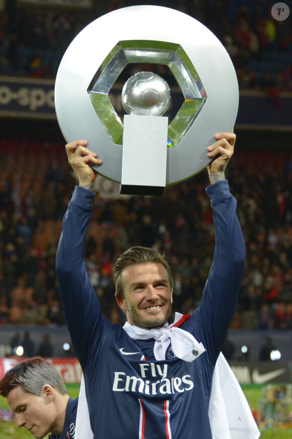David Beckham avec le trophée de champion de France après le match entre le Paris Saint-Germain et le Stade Brestois au Parc des Princes à Paris, le 18 mai 2013