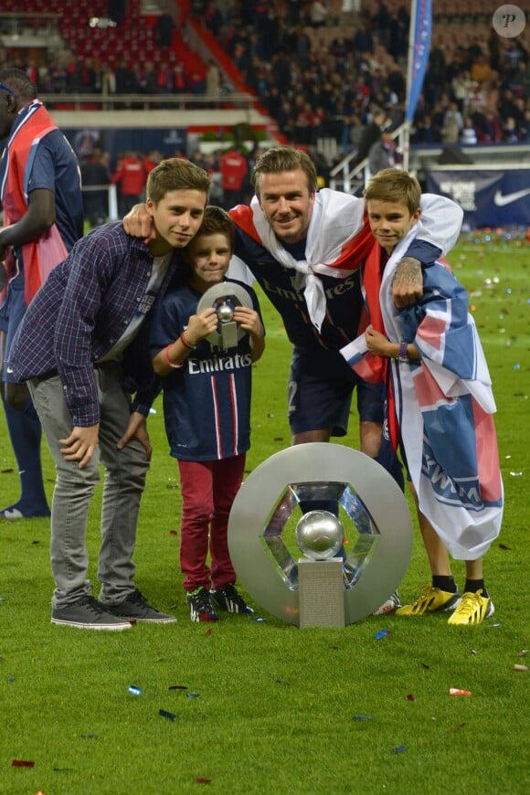 David Beckham entouré de ses enfants Brooklyn, Romeo et Cruz, le 18 mai 2013 au Parc des Princes à Paris
