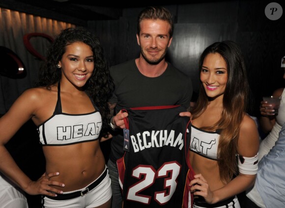 David Beckham avec deux jolies créatures du Heat de Miami, le 30 mai 2013 à Miami