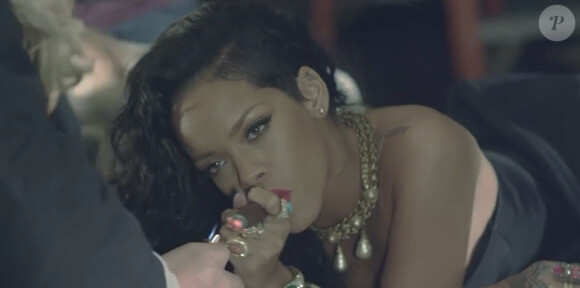 Rihanna dans les coulisses du clip de leur duo Can't Remember To Forget You, en duo avec Shakira, dévoilé en janvier 2014.