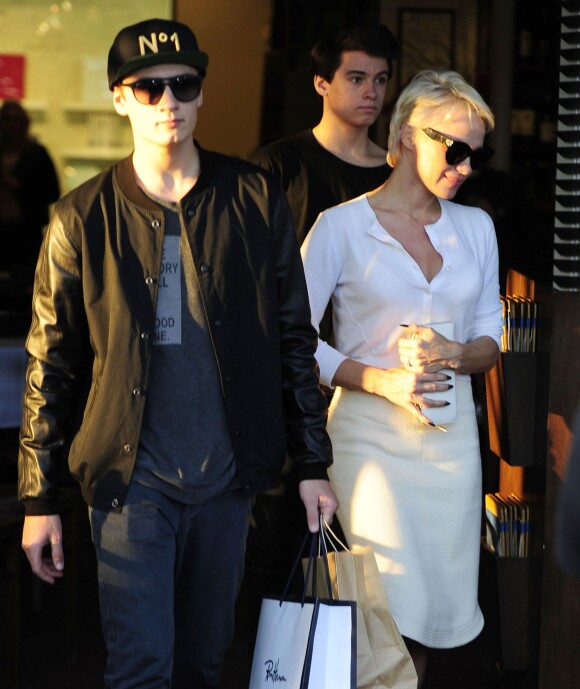 Pamela Anderson fait du shopping avec ses fils, Brandon (17 ans) et Dylan (16 ans), chez Barneys New York à Beverly Hills, le 5 février 2014.