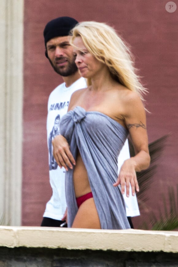 Pamela Anderson et Rick Salomon en vacances à Biarrtiz, le 1er octobre 2013. 