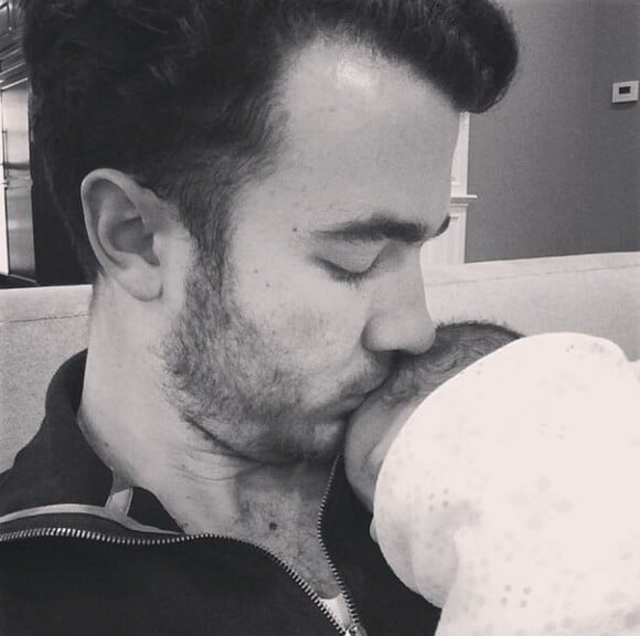 Kevin Jonas et sa fille Alena Rose. Février 2014.