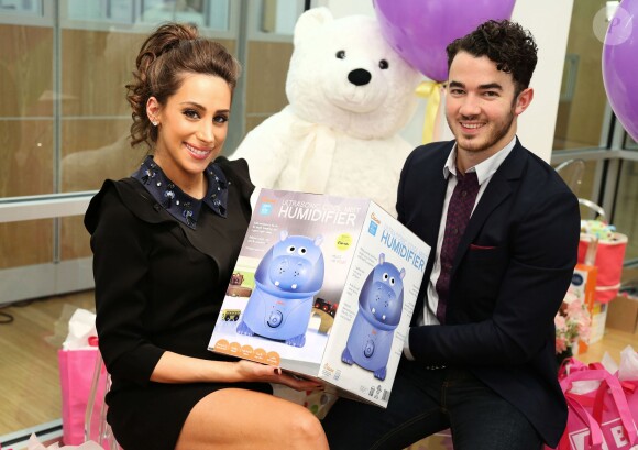 Kevin Jonas et sa femme Danielle, enceinte, fêtent leur couverture pour Fit Pregnancy magazine, et s'offrent au passage une baby shower, chez Alison Brod PR Showroom à New York, le 4 décembre 2013.