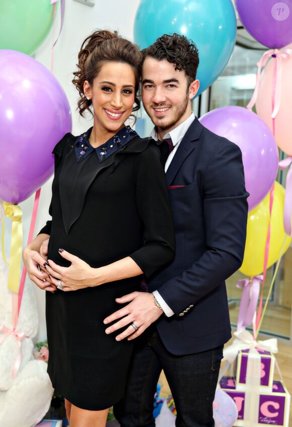 Kevin Jonas et sa femme Danielle, enceinte, fêtent leur couverture pour Fit Pregnancy magazine, et s'offrent au passage une baby shower, chez Alison Brod PR Showroom à New York, le 4 décembre 2013.