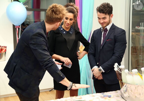 Kevin Jonas et sa femme Danielle, enceinte, fêtent leur couverture pour Fit Pregnancy magazine, et s'offrent au passage une baby shower, chez Alison Brod PR Showroom à New York, le 4 décembre 2013.