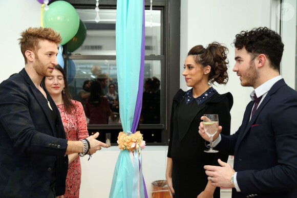 Kevin Jonas et sa femme Danielle, enceinte, fêtent leur couverture pour Fit Pregnancy magazine, et s'offrent au passage une baby shower, chez Alison Brod PR Showroom à New York, le 4 décembre 2013.