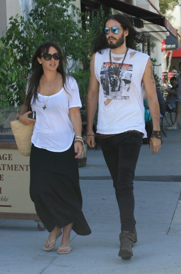 Russell Brand se ballade avec sa nouvelle compagne Isabella Brewster à West Hollywood le 21 juillet 2012