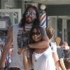 Russell Brand et sa nouvelle compagne Isabella Brewster très complices lors d'une après-midi shopping à West Hollywood le 21 juillet 2012