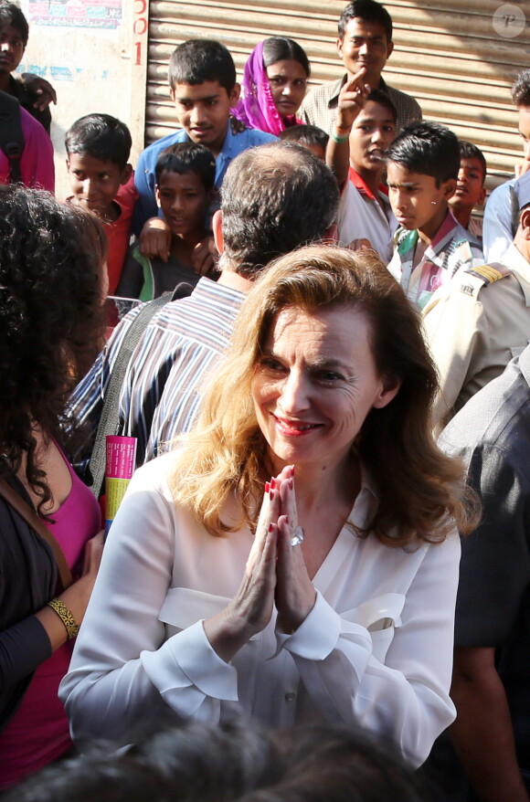 Valérie Trierweiler a visité le bidonville de Mandala à Bombay aux côtés de l'association humanitaire "Action contre la faim" lors de son voyage en Inde. Le 28 janvier 2014.