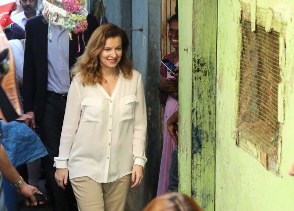 Valérie Trierweiler a visité le bidonville de Mandala à Bombay aux côtés de l'association humanitaire "Action contre la faim" lors de son voyage en Inde. Le 28 janvier 2014.