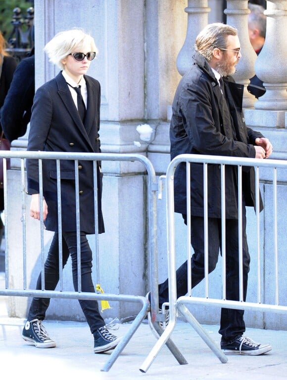 Joaquin Phoenix et sa compagne Allie Teilz lors des obsèques de l'acteur Philip Seymour Hoffman en l’église St. Ignatius de Loyola à New York, le 7 février 2014. Philip Seymour Hoffman est mort le 2 février 2014.