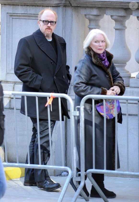 Ellen Burstyn et Louis C.K. lors des obsèques de l'acteur Philip Seymour Hoffman en l’église St. Ignatius de Loyola à New York, le 7 février 2014. Philip Seymour Hoffman est mort le 2 février 2014.