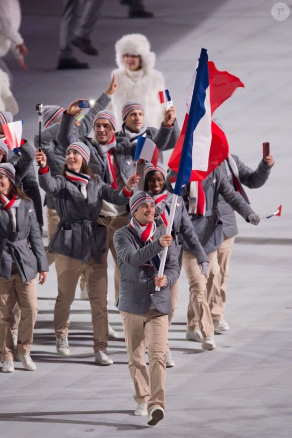 La délégation française, menée par le skieur Jason Lamy-Chappuis, pénètre dans le stade olympique de Fisht - Cérémonie d'ouverture des Jeux olympiques de Stochi, le 7 février 2014.