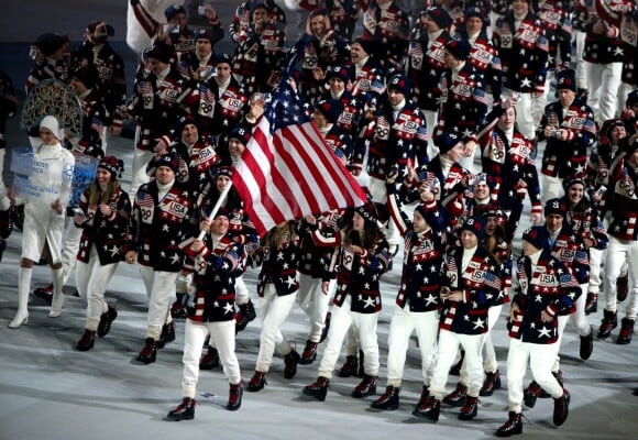 La délégation Americaine - Cérémonie d'ouverture des XXIIème jeux olympiques d'hiver à Sotchi en Russie le 7 février 2014.  ITAR-TASS: SOCHI, RUSSIA. FEBRUARY 7, 2014. US flag bearer Todd Lodwick (front) carries the national flag as he leads his country's team in the parade of athletes during the opening ceremony of the Sochi 2014 Olympic Games at the Fisht Olympic Stadium. (Photo ITAR-TASS/ Stanislav Krasilnikov)07/02/2014 - Sochi