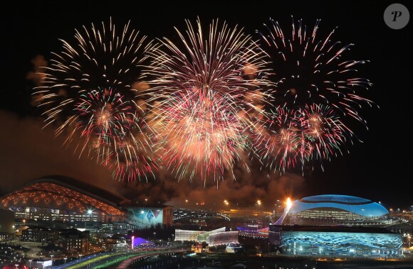 Feux d'artifice lors de la cérémonie d'ouverture des XXIIème jeux olympiques d'hiver à Sotchi en Russie le 7 février 2014.  ITAR-TASS: SOCHI, RUSSIA. FEBRUARY 7, 2014. Fireworks over the Fisht Olympic Stadium during the opening ceremony of the Sochi 2014 Olympic Games. (Photo ITAR-TASS/ Artyom Korotayev)08/02/2014 - Sotchi