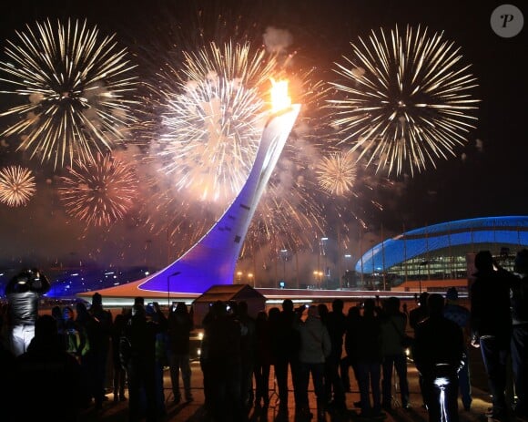 La flamme olympique lors de la cérémonie d'ouverture des XXIIème jeux olympiques d'hiver à Sotchi en Russie le 7 février 2014.  ITAR-TASS: SOCHI, RUSSIA. FEBRUARY 7, 2014. Fireworks go off over the Fisht Olympic Stadium as the Olympic Cauldron being lit during the opening ceremony of the Sochi 2014 Olympic Games. (Photo ITAR-TASS/ Ruslan Shamukov)07/02/2014 - Sochi