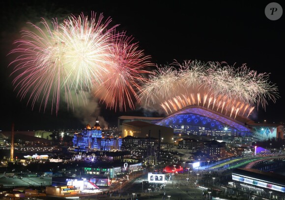 Feux d'artifice lors de la cérémonie d'ouverture des XXIIème jeux olympiques d'hiver à Sotchi en Russie le 7 février 2014.  ITAR-TASS: SOCHI, RUSSIA. FEBRUARY 7, 2014. Fireworks over the Fisht Olympic Stadium during the opening ceremony of the Sochi 2014 Olympic Games. (Photo ITAR-TASS/ Artyom Korotayev)08/02/2014 - Sotchi