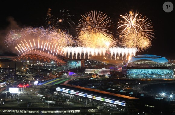 Feux d'artifice lors de la cérémonie d'ouverture des XXIIème jeux olympiques d'hiver à Sotchi en Russie le 7 février 2014.  ITAR-TASS: SOCHI, RUSSIA. FEBRUARY 7, 2014. Fireworks over the Fisht Olympic Stadium during the opening ceremony of the Sochi 2014 Olympic Games. (Photo ITAR-TASS/ Artyom Korotayev)08/02/2014 - Sotchi