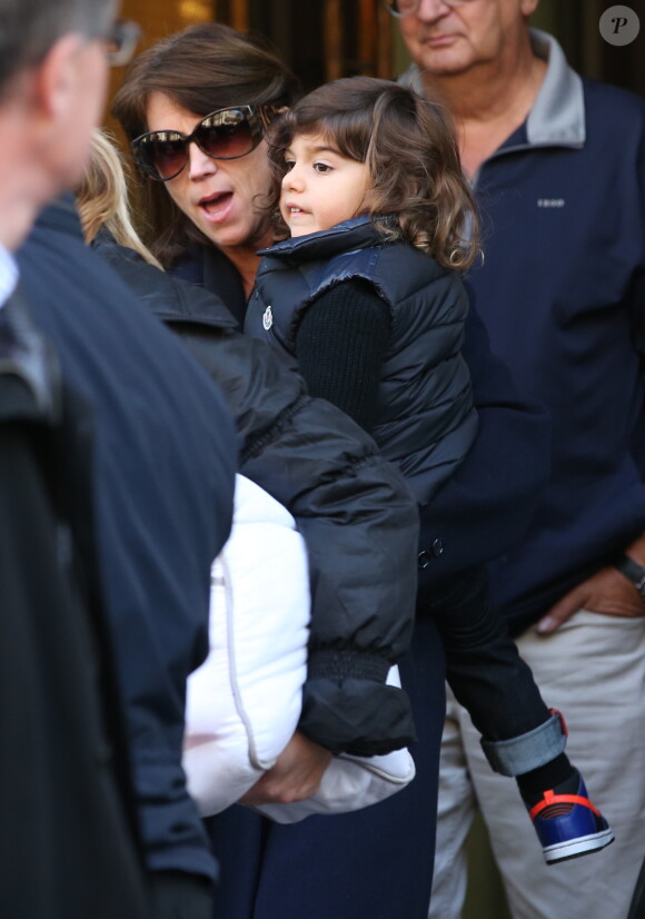 Les fils de Céline Dion et René Angélil, Nelson et Eddy, sortent de leur hôtel parisien. Le 13 novembre 2013.