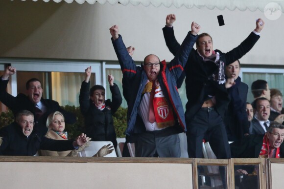 Dmitri Rybolovlev, le prince Albert II de Monaco, son neveu Pierre Casiraghi et Gad Elmaleh éclatent de joie lors du match ASM - PSG au Stade Louis-II le 9 février 2014, qui s'est soldé sur un match nul (1-1).