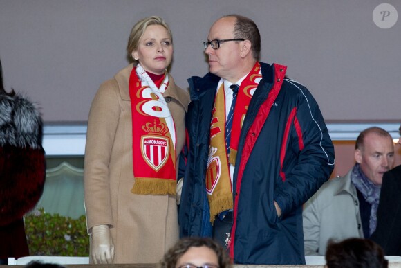 La princesse Charlene et le prince Albert II de Monaco lors du match ASM - PSG au Stade Louis-II le 9 février 2014, qui s'est soldé sur un match nul (1-1).