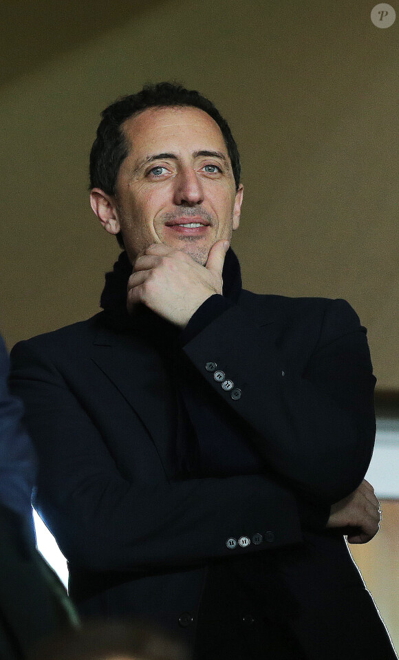 Gad Elmaleh songeur lors du match ASM - PSG au Stade Louis-II le 9 février 2014, qui s'est soldé sur un match nul (1-1).