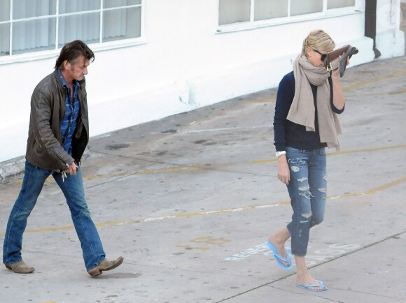 Sean Penn et sa compagne Charlize Theron quittent un salon de manucure à West Hollywood, le 7 février 2014.