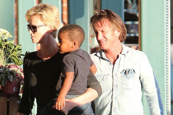 Charlize Theron, son fils Jackson et son nouveau compagnon Sean Penn à West Hollywood, le 22 janvier 2014.