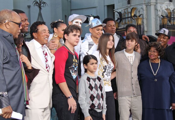Quincy Jones, Chris Tucker, Smokey Robinson, Prince Jackson, Blanket Jackson, Paris Jackson, Justin Bieber, Katherine Jackson à Los Angeles, le 26 janvier 2012. 