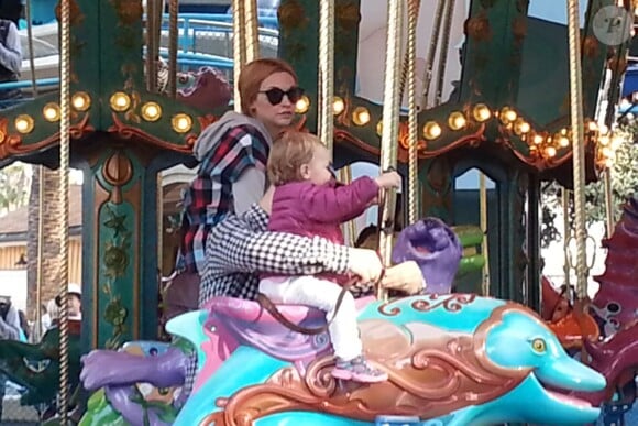 Jack Osbourne et Lisa s'éclatent à Disneyland avec leur fille Pearl à Anaheim, Los Angeles, le 9 février 2014.