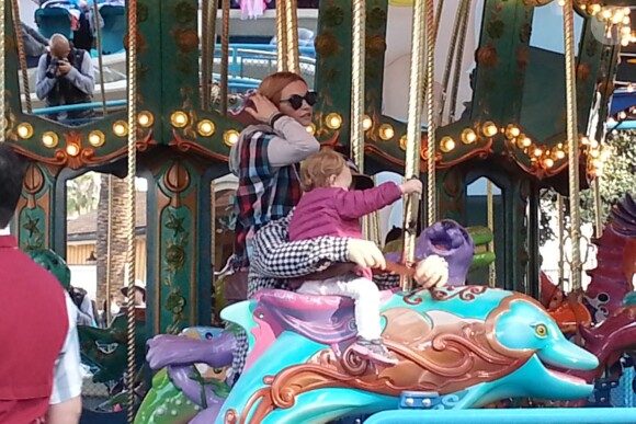 Jack Osbourne et sa femme Lisa s'éclatent à Disneyland avec leur fille Pearl à Anaheim, le 9 février 2014.