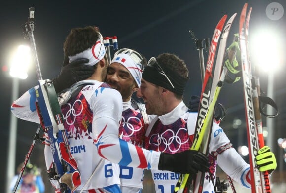 Martin Fourcade félicité par son frère Simon Fourcade et Jean-Guillaume Béatrix après avoir décroché l'or olympique lors de la poursuite en biathlon, offrant à la France sa première médaille d'or, le 10 février 2014 à Sotchi