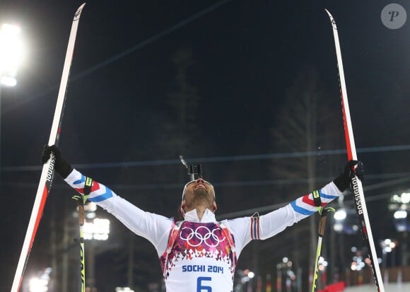 Martin Fourcade Martin Fourcade a décroché l'or olympique lors de la poursuite en biathlon, offrant à la France sa première médaille d'or, le 10 février 2014 à Sotchi