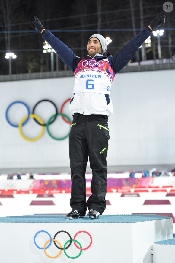 Martin Fourcade sur la plus haute marche du podium au Laura Cross-Country and Biathlon Centre à Krasnaya Polyana, le 10 février 2014 lors des Jeux olympiques de Sotchi, le 10 février 2014, après sa victoire en poursuite