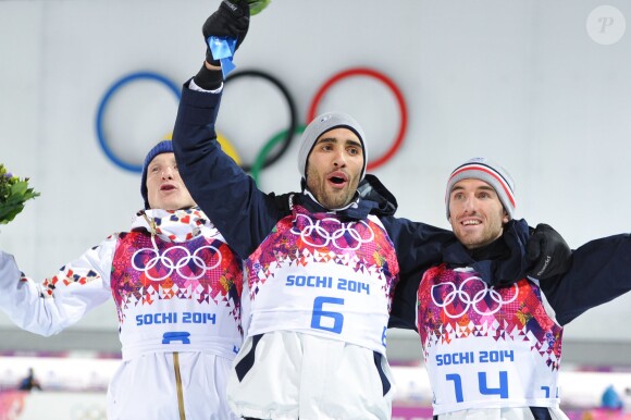 Martin Fourcade sur la plus haute marche du podium accompagné de Ondrej Moravec et Jean-Guillaume Béatrix au Laura Cross-Country and Biathlon Centre à Krasnaya Polyana, le 10 février 2014 lors des Jeux olympiques de Sotchi, le 10 février 2014, après sa victoire en poursuite