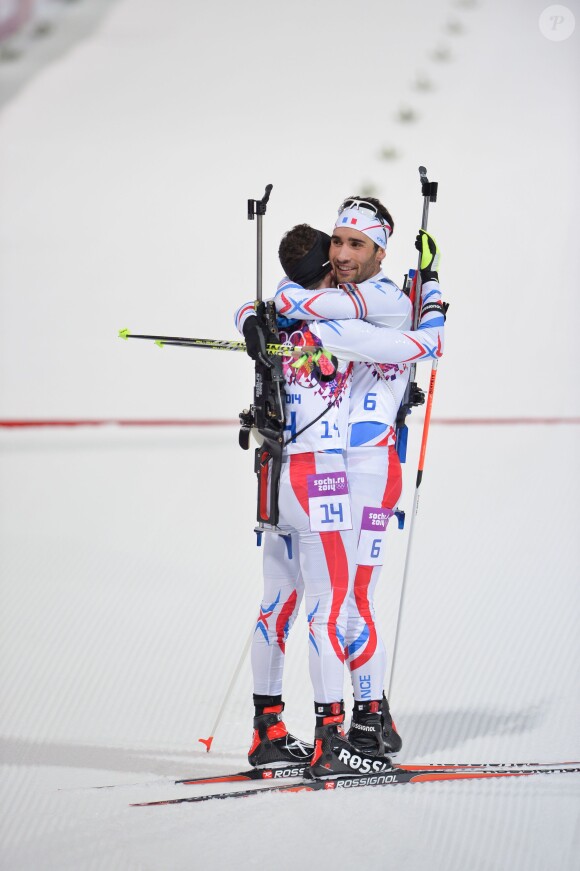 Martin Fourcade et Jean-Guillaume Béatrix après l'épreuve de poursuite lors des JO de Sotchi, au Laura Cross-country Ski & Biathlon Center de Krasnaya Polyana, le 10 février 2014