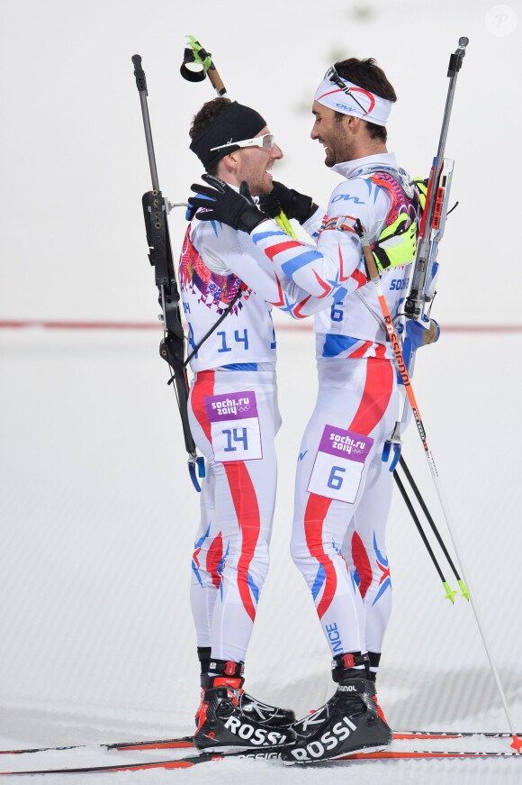 Martin Fourcade et Jean-Guillaume Béatrix après l'épreuve de poursuite lors des JO de Sotchi, au Laura Cross-country Ski & Biathlon Center de Krasnaya Polyana, le 10 février 2014