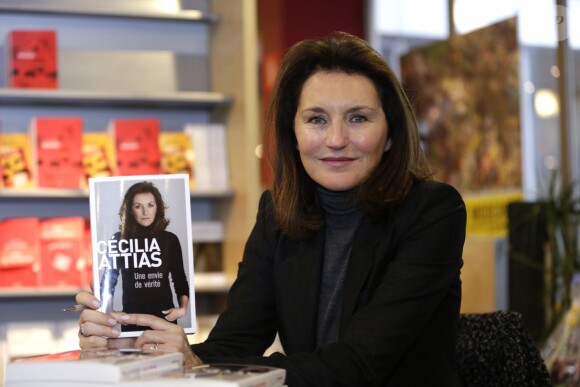 Cécilia Attias présente son livre "Une Envie de Vérité" lors d'une séance de dédicaces à la librairie Filigrannes à Bruxelles en Belgique le 6 décembre 2013.