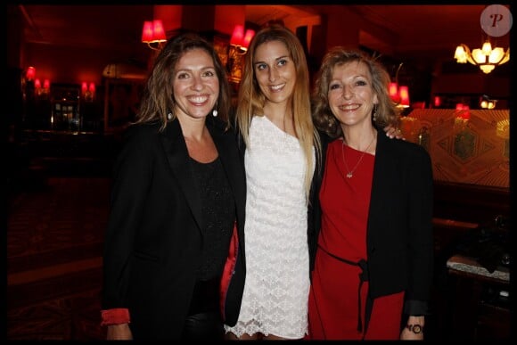 Carole Chrétiennot, Jessica Nelson et Emmanuelle de Boysson lors de la remise du prix littéraire de la Closerie des Lilas à Paris, le 3 avril 2012.