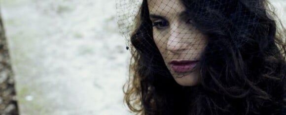 La jolie Elisa Tovati dans le clip de Tout le temps, en duo avec Brice Conrad, deuxième extrait de l'album Cabine 23.