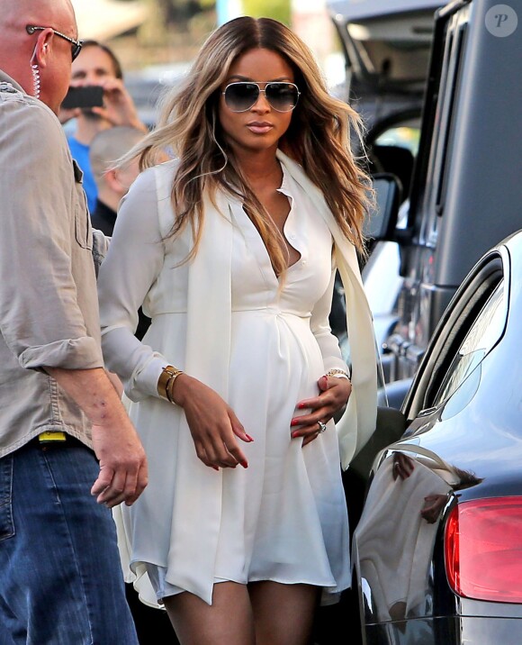 La chanteuse Ciara enceinte de son premier enfant, rejoint Kim Kardashian pour une séance shopping dans la boutique "Bel Bambini" à West Hollywood, le 12 février 2014.