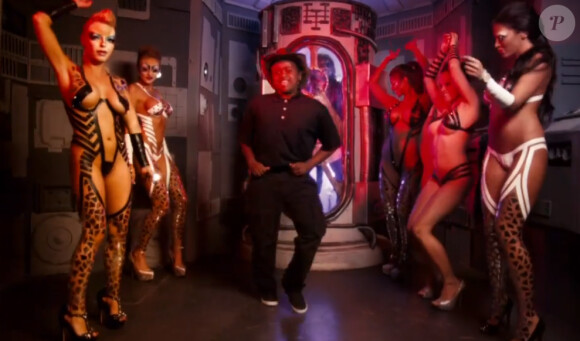 Billy Ray Cyrus se la joue provoc' dans le clip Achy Breaky, avec le rappeur Buck 22, dévoilé le 11 février 2014.