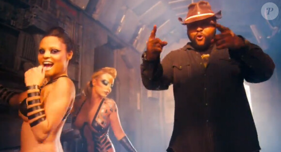 Billy Ray Cyrus se la joue provoc' dans le clip Achy Breaky, avec le rappeur Buck 22, dévoilé le 11 février 2014.