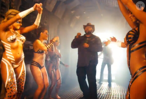 Billy Ray Cyrus se la joue provoc' dans le clip Achy Breaky, avec le rappeur Buck 22, dévoilé le 11 février 2014.