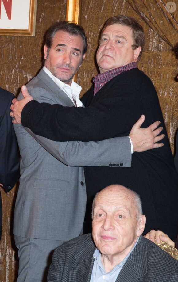 Jean Dujardin et Harry Ettlinger (le héros de l'histoire vraie qui a insipré le film) et John Goodman lors du photocall du film "Monuments Men" à l'hôtel Bristol à Paris le 12 février 2004.
