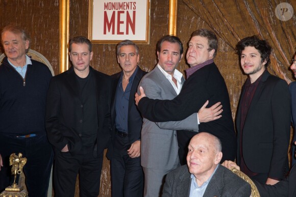 Bill Muray, Matt Damon, George Clooney, Jean Dujardin, John Goodman, Dimitri Leonidas et Harry Ettlinger (le héros de l'histoire vraie qui a insipré le film) lors du photocall du film "Monuments Men" à l'hôtel Bristol à Paris le 12 février 2004.