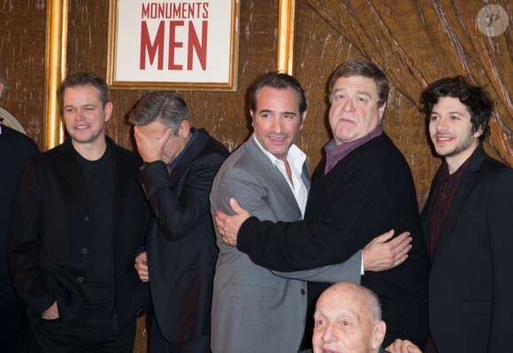 Matt Damon, George Clooney, Jean Dujardin, John Goodman, Dimitri Leonidas et Harry Ettlinger (le héros de l'histoire vraie qui a insipré le film) lors du photocall du film "Monuments Men" à l'hôtel Bristol à Paris le 12 février 2004.